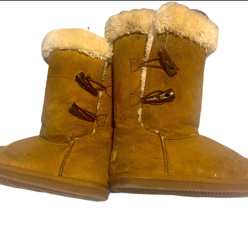 Apres by Lamo Girls 4Y tan suede boots. Side buckles Faux fur lining